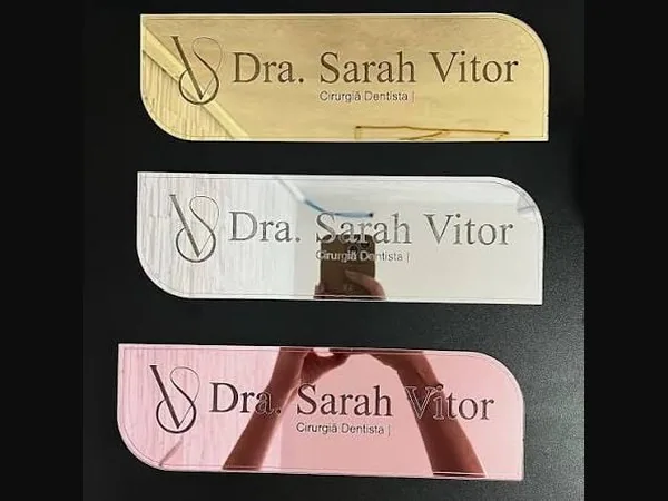 Placas em acrílico gravado em três acabamentos: dourado, transparente e rosa espelhado