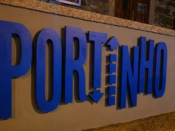 Letras em PVC de 20 mm aplicadas na fachada do Portinho, pela BR Print Madeira