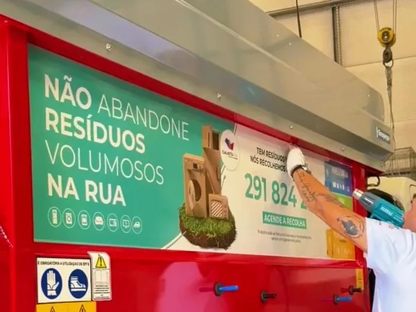 Aplicação de vinil impresso numa viatura pesada de recolha de resíduos da Calheta