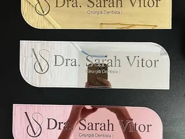 Placas em acrílico gravado em três acabamentos: dourado, transparente e rosa espelhado