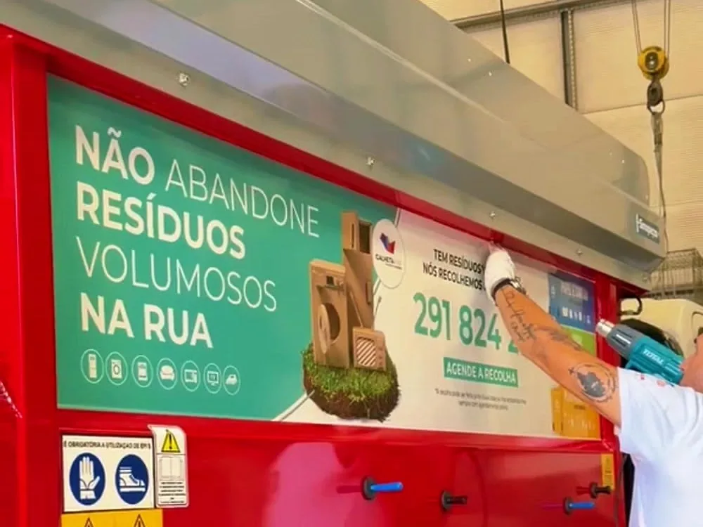 Aplicação de vinil impresso numa viatura pesada de recolha de resíduos da Calheta