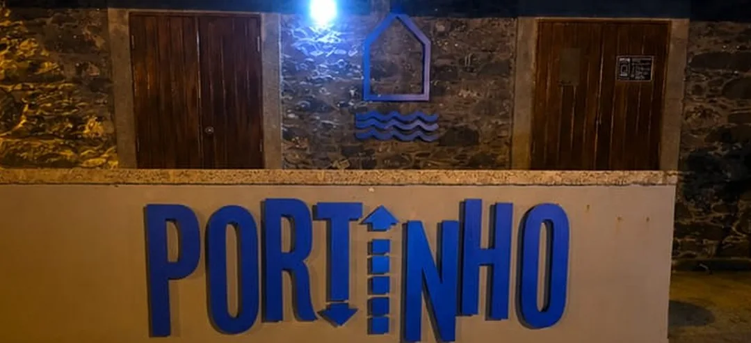 Letras em PVC de 20 mm aplicadas na fachada do Portinho
